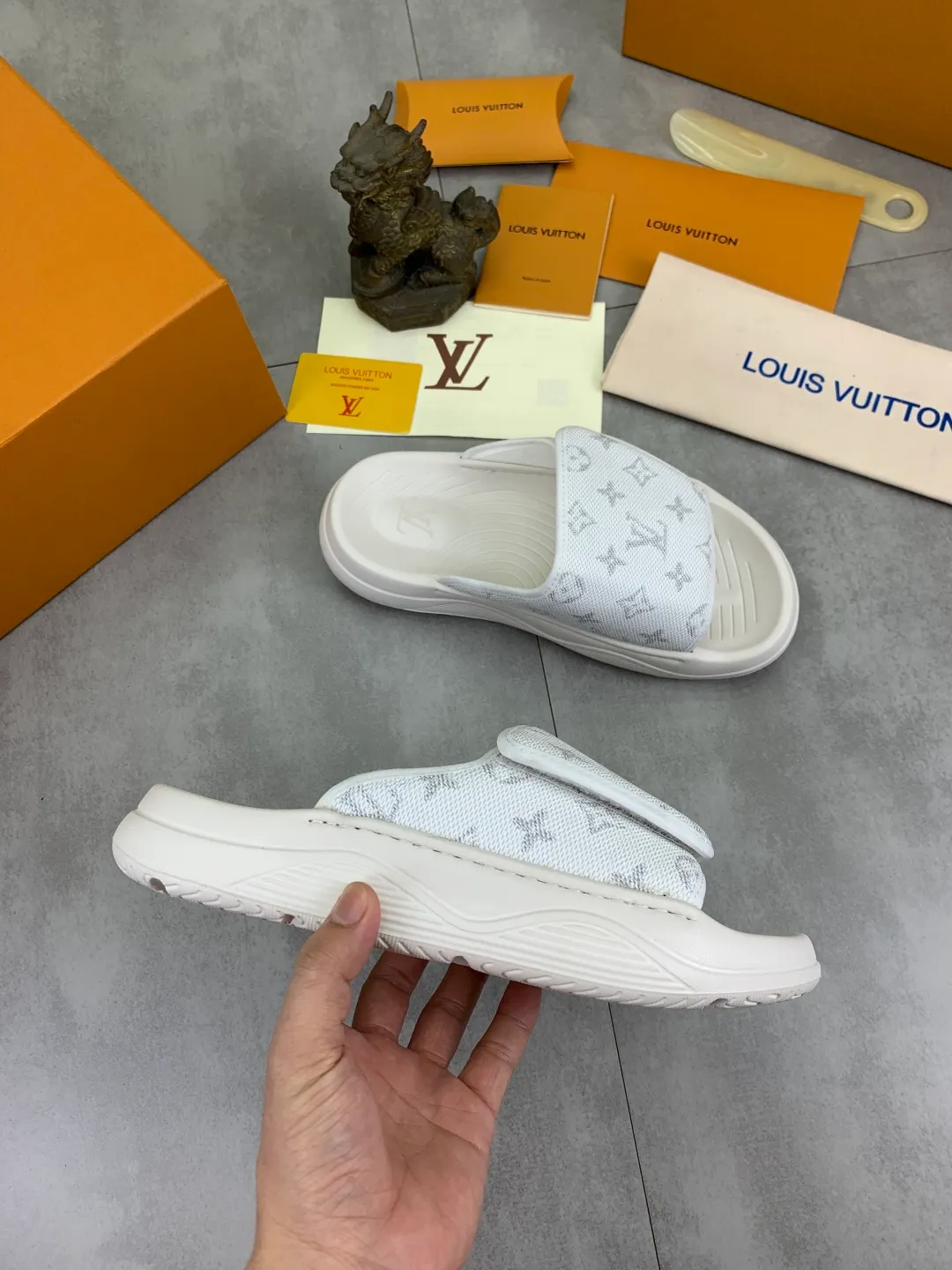 Men's shoes 💰P320💰【New style】🆘 Original quality 【LOUIS VUITTON】The popular Louis Vuitton LV men's slippers on the official website are on sale simultaneously! Original fabric imported from Italy. Original bottom provided by the original factory. Number of yards: 38-44 (customized to 45). Multiple colors to choose from. Fully packaged drawer box.